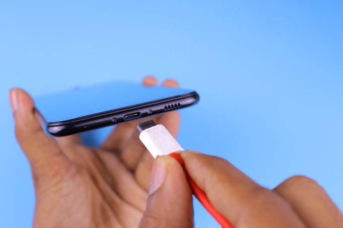 Podłączanie smartfona do ładowarki